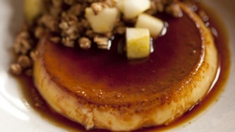 Bonne vieille crème caramel, salade croustillante de poires à l’avoine de Danny St Pierre