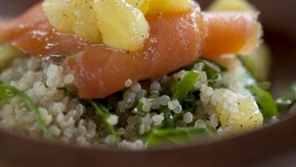 Salade de saumon fumé, ananas au miel, quinoa et épinards de Danny St Pierre