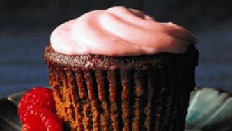 Cupcakes au chocolat et aux betteraves, glaçage aux framboises