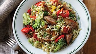 Orzo à l'aneth, aux légumes et aux saucisses épicées