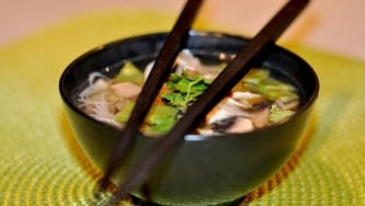 Soupe asiatique au poulet et aux vermicelles de riz (Josée Fournier)