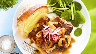 Sandwichs au boeuf et aux oignons caramélisés