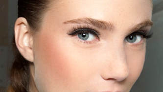 Maquillage printanier : trois looks à adopter