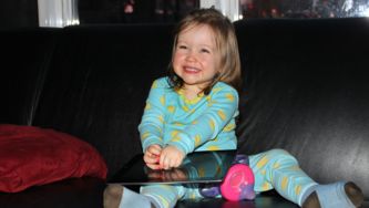 Bébé-nièce découvre le iPad