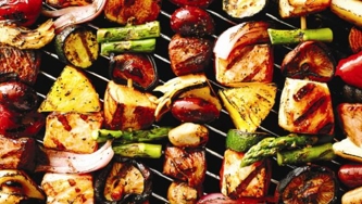 Brochettes de poulet et asperges, sauce au piment sucrée