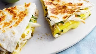 Quesadillas au poulet, mangue et brie