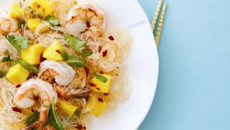 Salade de nouilles aux crevettes et à la mangue