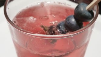 Minibrochettes et boisson au cassis