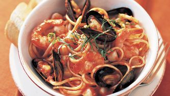 Pâtes aux fruits de mer et sauce arrabiata
