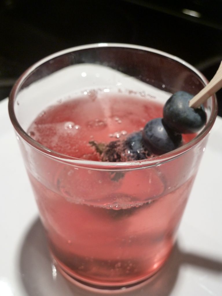 Minibrochettes et boisson au cassis