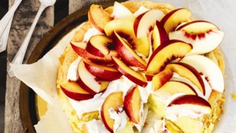 Gâteau éponge aux amandes et aux pêches