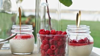 Petites coupes de framboises à la crème à l'érable