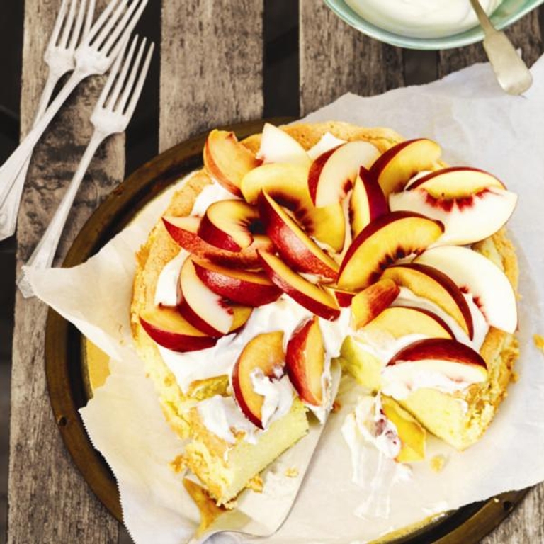 Gâteau éponge aux amandes et aux pêches
