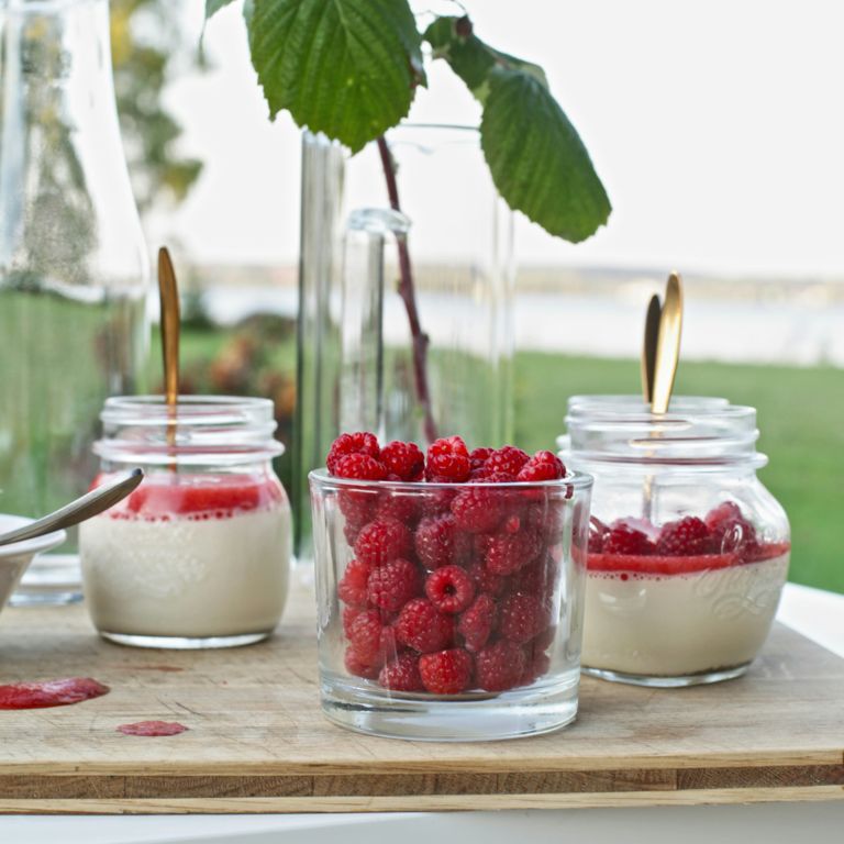 Petites coupes de framboises à la crème à l'érable