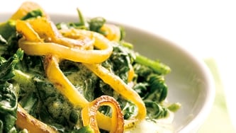 Épinards en sauce crémeuse au pesto