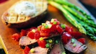 Bifteck, salsa et fromage de chèvre