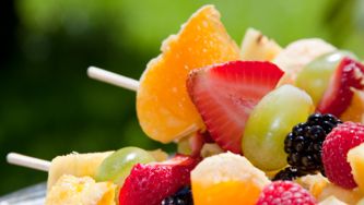 Brochettes de fruits grillés, sauce au chocolat blanc