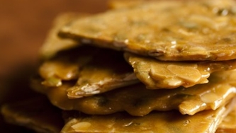 Éclats de caramel (brittle) aux amandes et aux graines de citrouille
