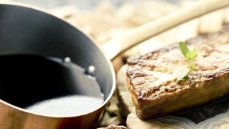 Foie gras du Québec à l’étouffée de bois d’érable
