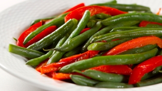 Haricots verts garnis de lanières de poivron rouge
