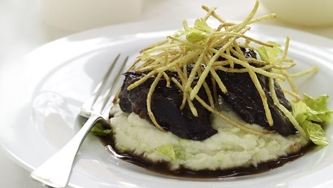 Joues de veau braisées, sauce au porto, purée de céleri-rave et pommes de terre paille de Claudia Schröter