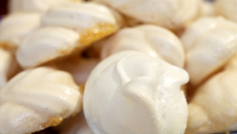 Meringues aux framboises et aux pistaches