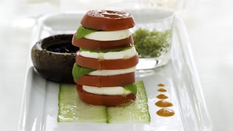Millefeuilles de tomates, carpaccio de concombre, portobellos confits, granité de basilic et émulsion de poivron rouge de Marie-Chantal Lepage