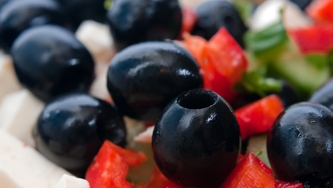 Muffins au feta, poivron rouge et olives noires