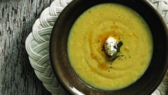 Potage aux poireaux, épinards et asperges