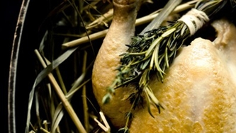 Poulets de Cornouailles cuits au foin, topinambours aux shiitakes