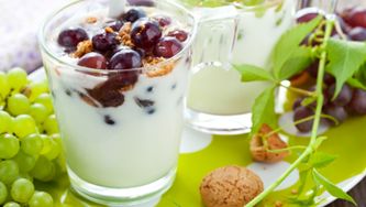 Raisins frais et yogourt à la cannelle