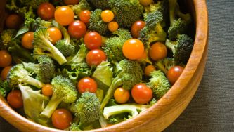 Salade de brocoli avec poivrons et tomates