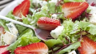 Salade de fraises et laitues