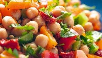 Salade de pois chiche au piment jalapeno et au poivron grillé