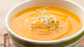 Velouté mystère aux carottes, aux pommes et au gingembre
