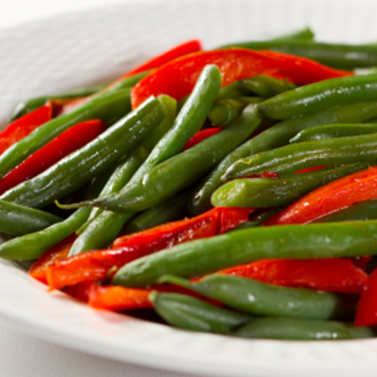 Haricots verts garnis de lanières de poivron rouge