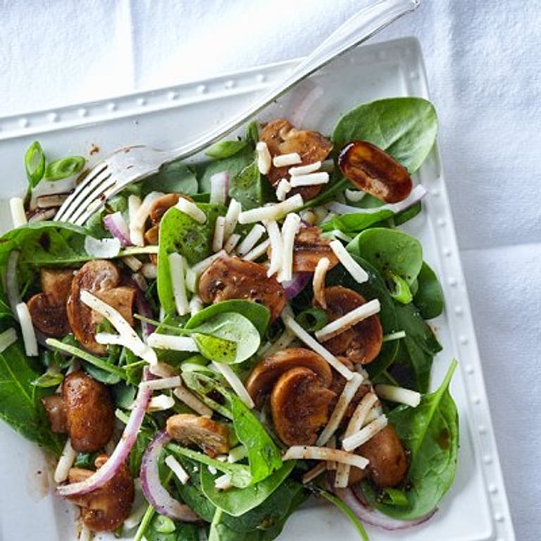 Salade d'épinards et de champignons, vinaigrette aux graines de pavot