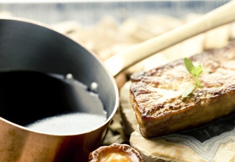 Foie gras du Québec à l’étouffée de bois d’érable
