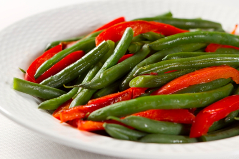 Haricots verts garnis de lanières de poivron rouge