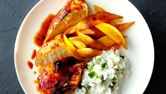 Poitrines de poulet au cari et à la mangue