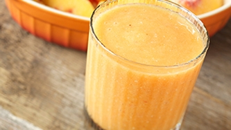 Smoothie à la mangue, aux pêches, à l'orange et à la vanille