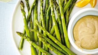 Asperges rôties et trempette au tahini