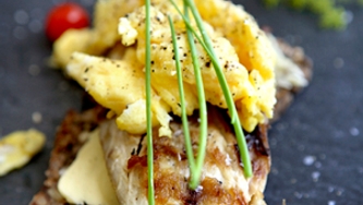 Poisson fumé et oeufs brouillés