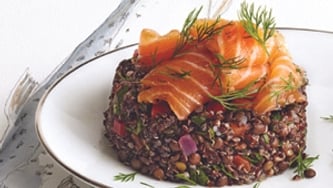 Saumon sucré-salé sur pilaf de lentilles et de quinoa