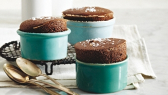 Soufflés au chocolat noir, crème fouettée à la noisette