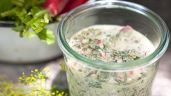Trempette d’herbes fraîches et radis