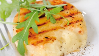 Camembert grillé au pistou et à la sauce aux tomates grillées
