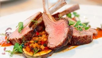 Côtelettes d'agneau avec salsa de mangue et menthe