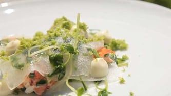 Homard, émulsion de citron, daïkon et beurre de ciboulette