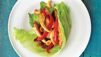 Poulet hoisin sur feuilles de laitue